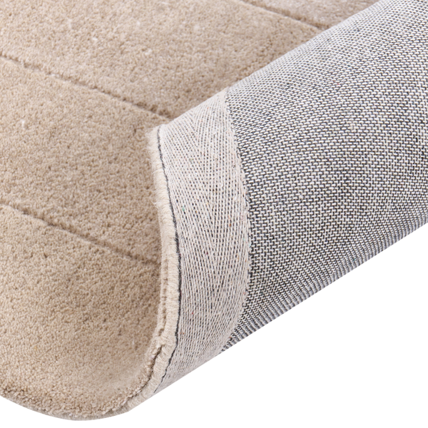 Beiger Teppich mit Linienstruktur und Detail der gewebten Rückseite.