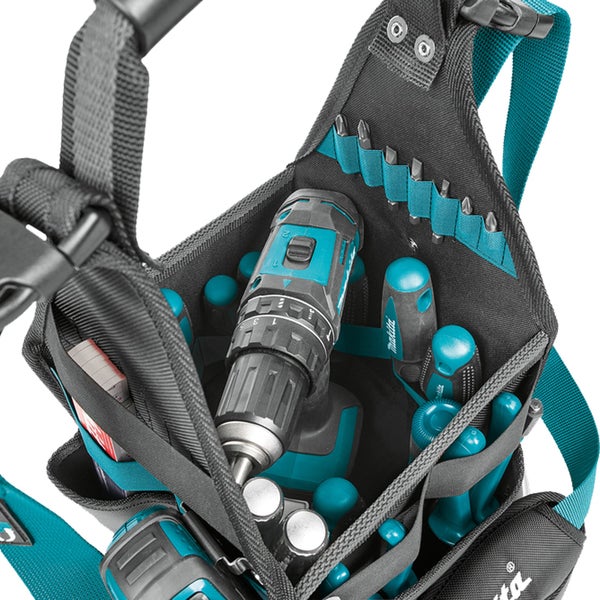 Werkzeugtasche mit Akkuschrauber, Schraubendrehern und Bits in elastischen Schlaufen.