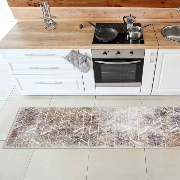 Küchenszene mit Läufer vor Küchenzeile