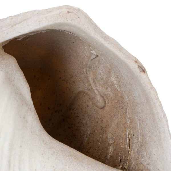 Detailaufnahme vom Inneren eines Pflanzgefäßes aus Keramik