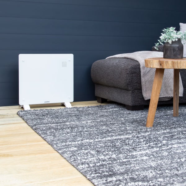 VONROC Konvektor Heizgerät in einem modern eingerichteten Wohnzimmer mit Sofa und Holztisch
