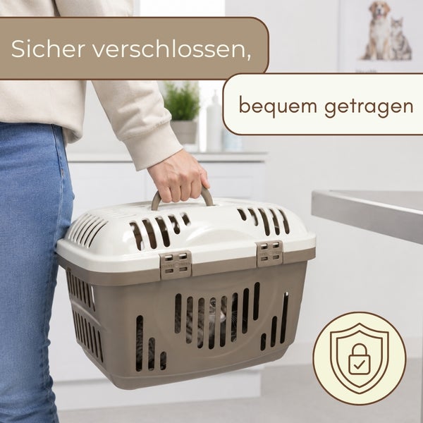 Person trägt bequem eine Transportbox für Haustiere aus Kunststoff mit Katze, Belüftungsschlitzen und sicherem Verschluss.