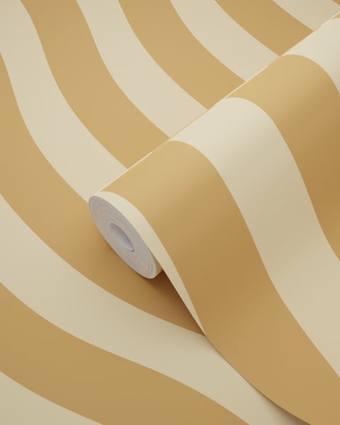 Vliestapete mit Wellenmuster in Ocker und Creme, Tapetenrolle auf einer ausgerollten Bahn.