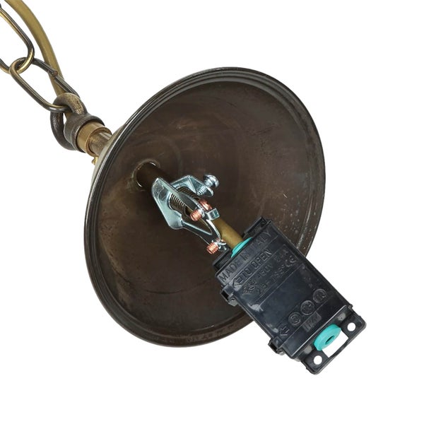 Deckenleuchte, Innenansicht mit Verkabelung und Aufhängung