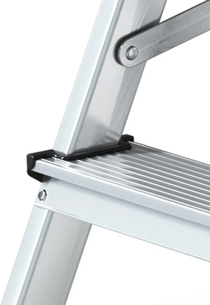 Detailansicht einer Aluminium-Leiter mit geriffelter Stufe und Kunststoffverbindung.