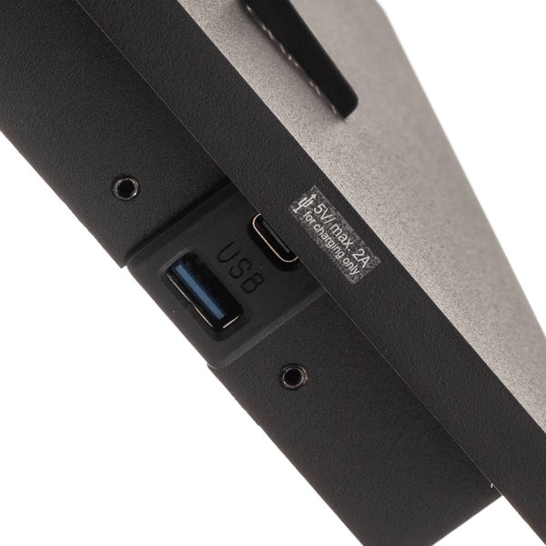 Nahaufnahme eines Geräts mit USB- und USB-C-Anschlüssen