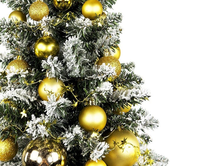 Künstlicher Weihnachtsbaum, beschneit, geschmückt mit glänzenden und matten Kugeln in Sternoptik.