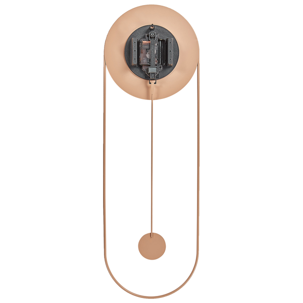 Rückansicht einer Wanduhr mit Pendel, Uhrwerk und Batteriefach sichtbar, runder Metallkorpus mit Metallrahmen in U-Form.