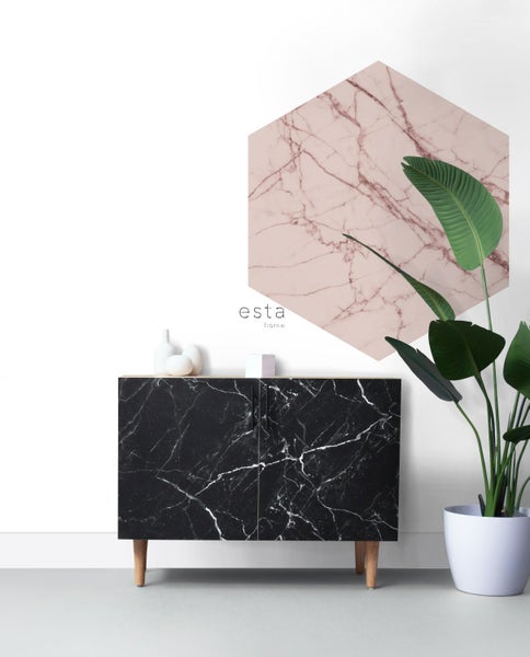 Anrichte mit Marmoroptik, sechseckiger Wandschmuck und Zimmerpflanze in modernem Interieur