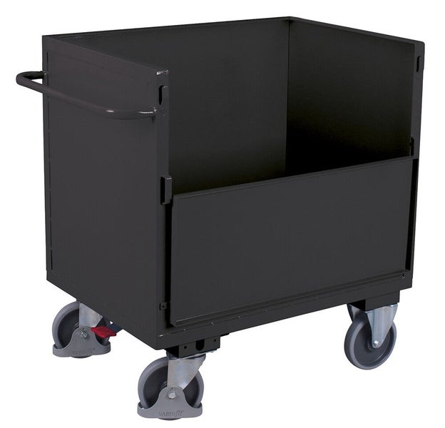 Schwarzer Kastenwagen aus Metall mit Schiebebügel und vier Lenkrollen, davon zwei mit Feststellbremse.