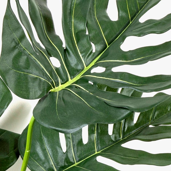 Künstlicher Orchideenzweig Phalaenopsis mit hellrosa Blüten und geschlossenen Knospen an einem grünen Stiel.