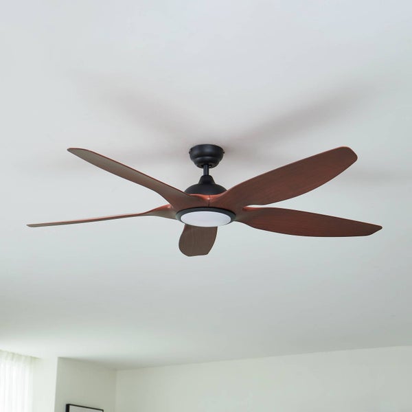 Deckenventilator mit 5 Flügeln in Holzoptik und integrierter Beleuchtung, schwarzes Gehäuse.