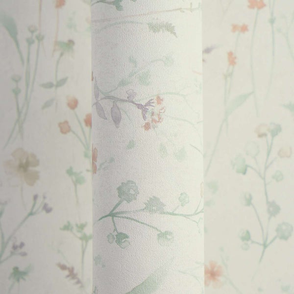 Tapete mit dezentem Wiesenblumenmuster und filigranen Pflanzenmotiven für eine natürliche Wandgestaltung