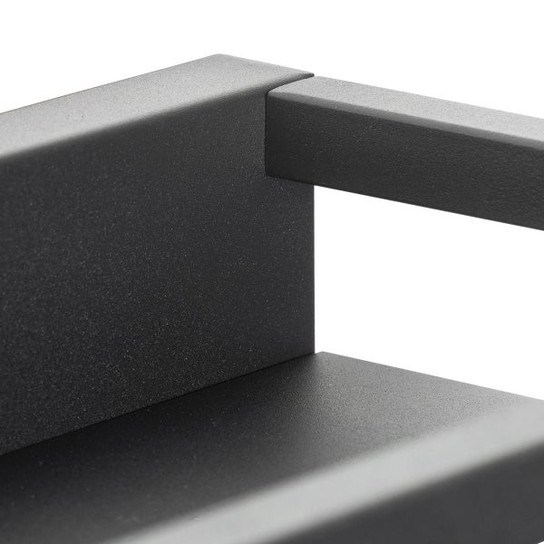 Detailansicht eines schwarzen Wandregals.