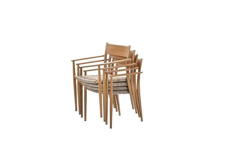 Stapelbare Gartenstühle aus Holz mit Armlehnen und geflochtenen Sitzflächen, vier Stück.