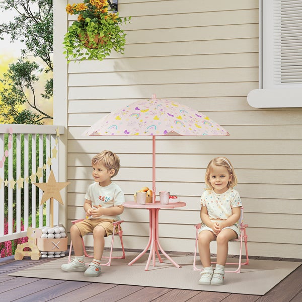 Kindersitzgruppe mit Tisch und Sonnenschirm auf einer Terrasse