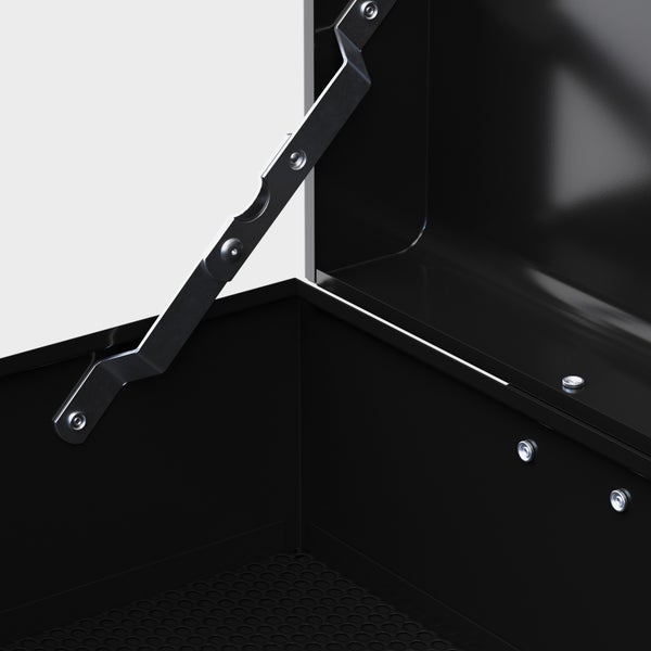 Innenansicht einer Werkzeugkiste mit geöffnetem Deckel und Beschlägen