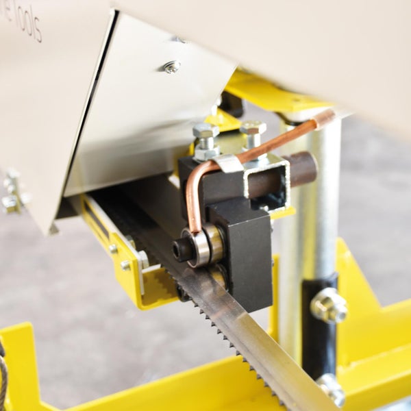 Detailansicht einer Metallsäge mit Sägeblatt