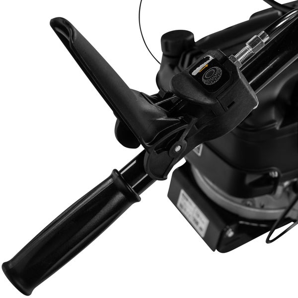 Detailaufnahme des Bedienelements einer Schneefräse mit Gashebel und Griff