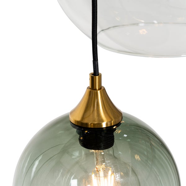 Nahaufnahme einer Pendelleuchte mit zwei Glasschirmen und einem goldenen Aufhänger