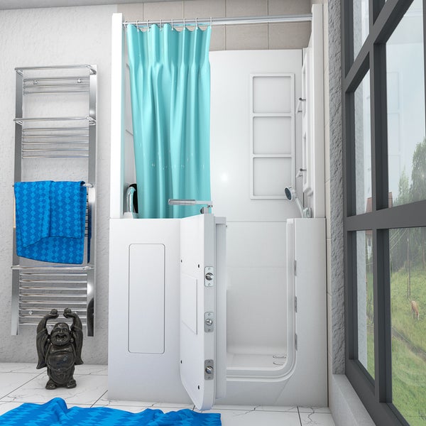 Barrierefreie Sitzbadewanne mit offener Tür, Duschvorhang, Handbrause und verchromtem Handtuchheizkörper in hellem Badezimmer.