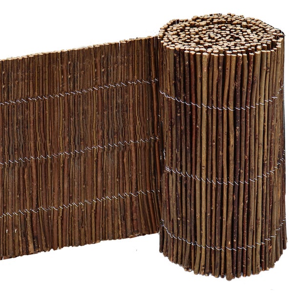 Eine aufgerollte Weidenzaunmatte als Sichtschutz für den Garten aus natürlichen Zweigen mit Drahtverbindung.
