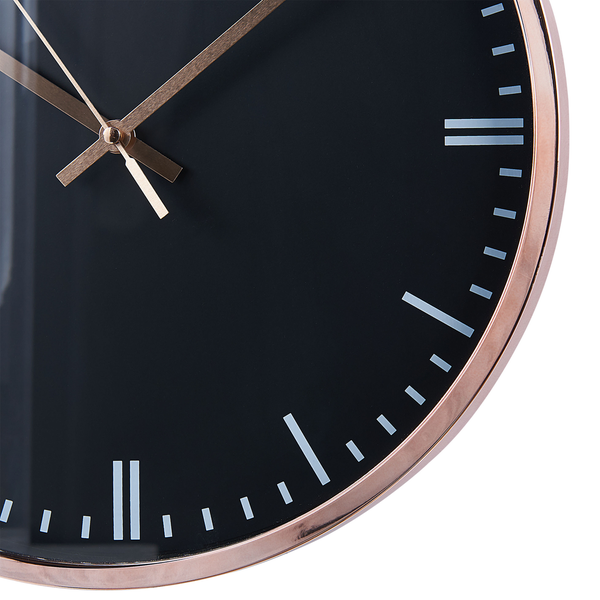 Analoge Wanduhr mit schwarzem Zifferblatt, kupferfarbenem Metallrahmen und minimalistischen Markierungen.