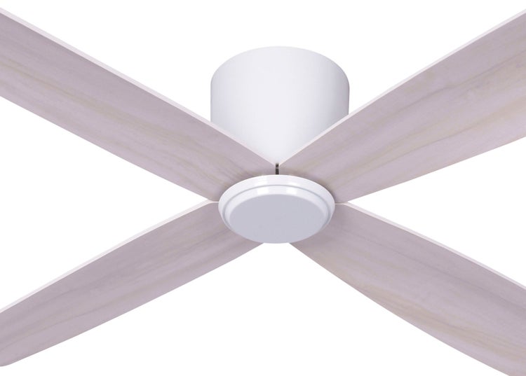 Deckenventilator mit vier hellen Holzoptik-Flügeln und zentraler Motoreinheit für den Innenbereich.