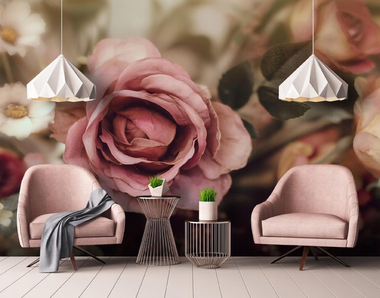 Wohnzimmer mit floraler Tapete, zwei Sesseln, Beistelltischen und Pendelleuchten