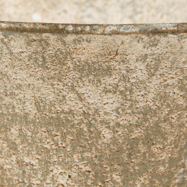 Detailansicht einer Pflanzschale mit rauer Oberfläche