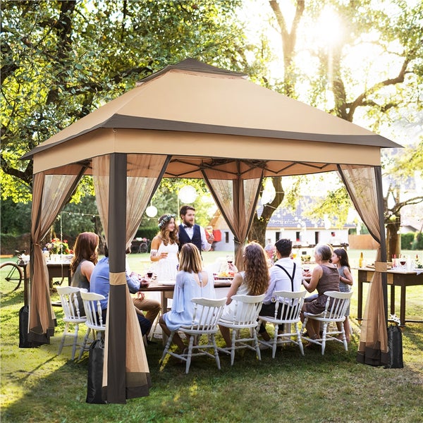 Gartenszene mit Pavillon, Tisch und sitzenden Personen