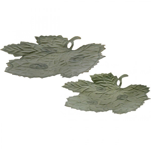 Zwei dekorative Blätter aus Metall