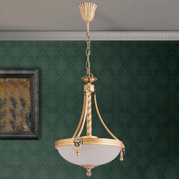 Klassische Pendelleuchte im Antikstil mit Metallgestell und mattem Glasschirm, verziert mit Löwenköpfen vor einer gemusterten Wand.