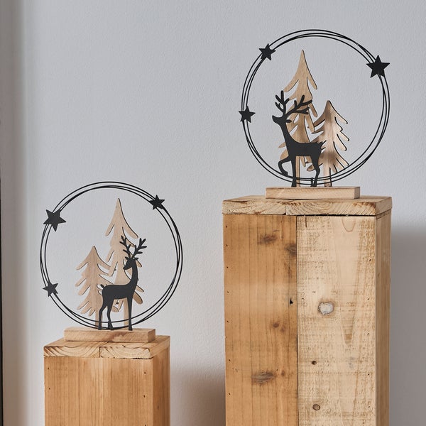 Dekorative Hirschfiguren mit Baum und Sternen auf Holzsockel