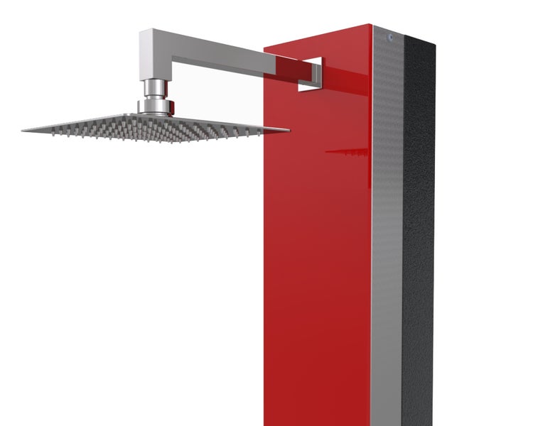 Quadratische Kopfbrause aus Edelstahl an einem roten Duschpaneel mit schwarzer Seitenwand.