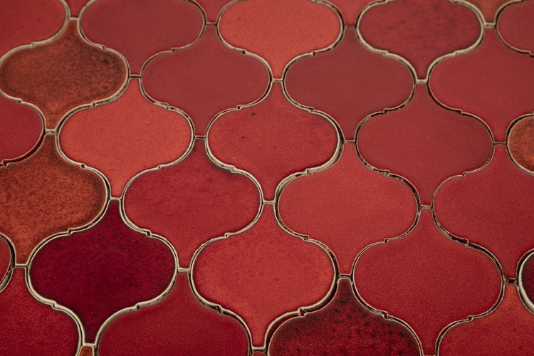 Nahaufnahme von roten Fliesen im marokkanischen Stil