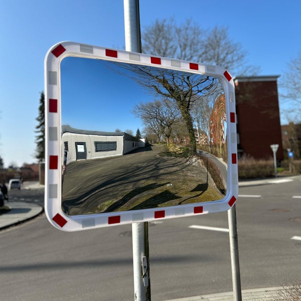 Verkehrsspiegel mit rechteckiger Form und rot weißem Warnrahmen zur Montage an einem Pfosten zur Verbesserung der Sicht im Straßenverkehr