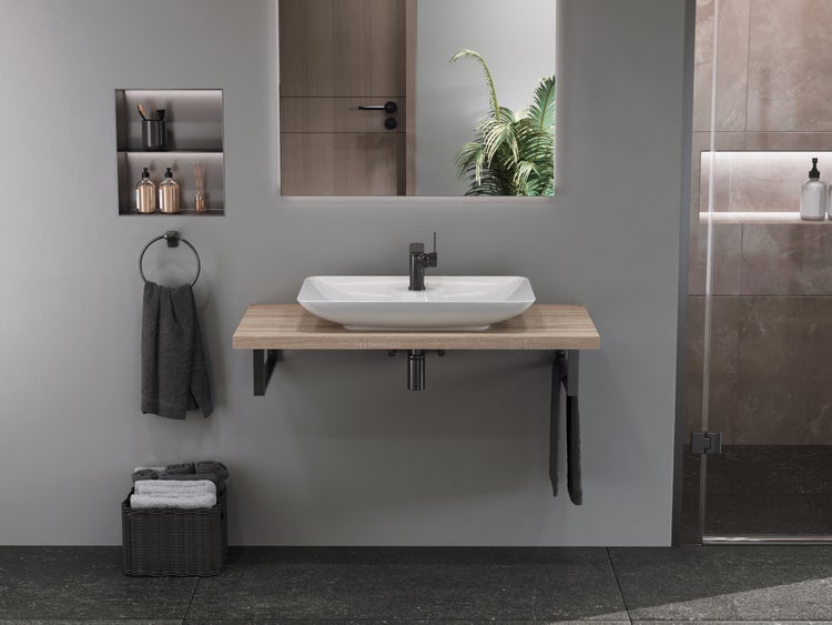 Modernes Badezimmer mit Waschbecken, Spiegel und Handtüchern