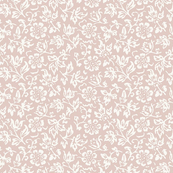 Szene eines Schlafzimmers mit Blumentapete, Nachttisch und Accessoires.