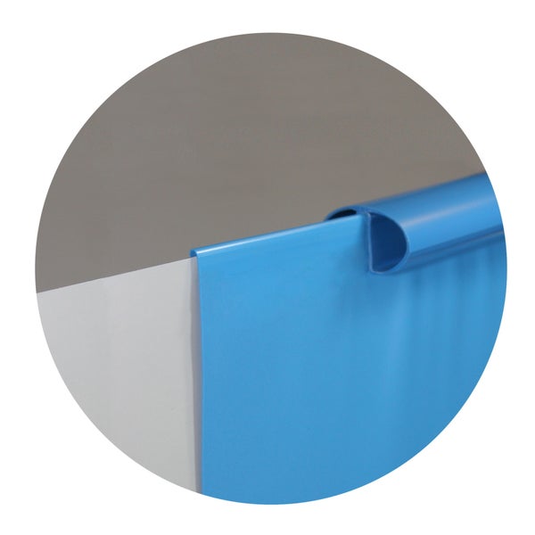 Detailansicht einer blauen Profilleiste mit Einhängeschiene