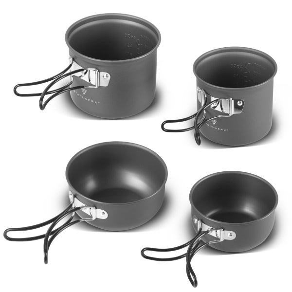 Set aus vier Campingkochtöpfen und Pfannen mit klappbaren Griffen und Messskala der Marke Stahlwerk Logo.