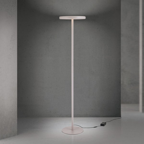 Moderne LED Deckenfluter Stehlampe mit schlankem Design und rundem Lampenkopf für indirekte Raumbeleuchtung.
