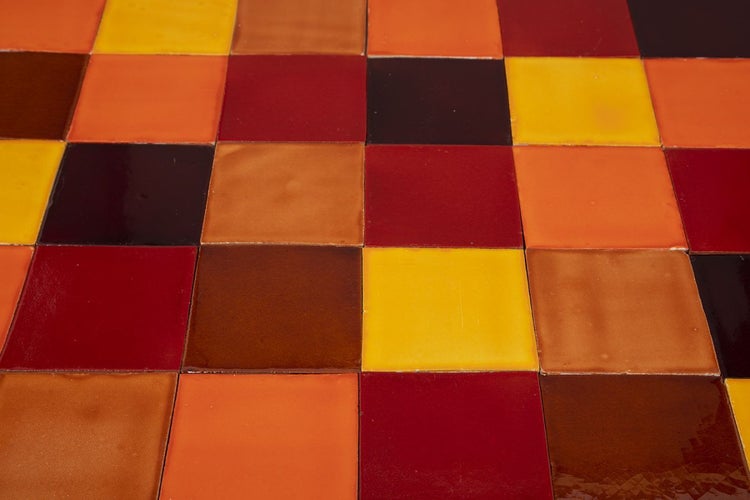 Fliesen in verschiedenen Farben angeordnet