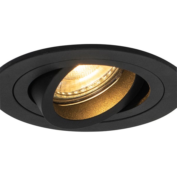 Schwenkbarer Einbaustrahler aus Metall in Schwarz mit eingeschalteter Lichtquelle.