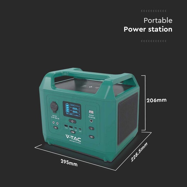 Tragbare grüne Powerstation mit digitalen Anzeigen und verschiedenen Anschlüssen sowie Maßangaben