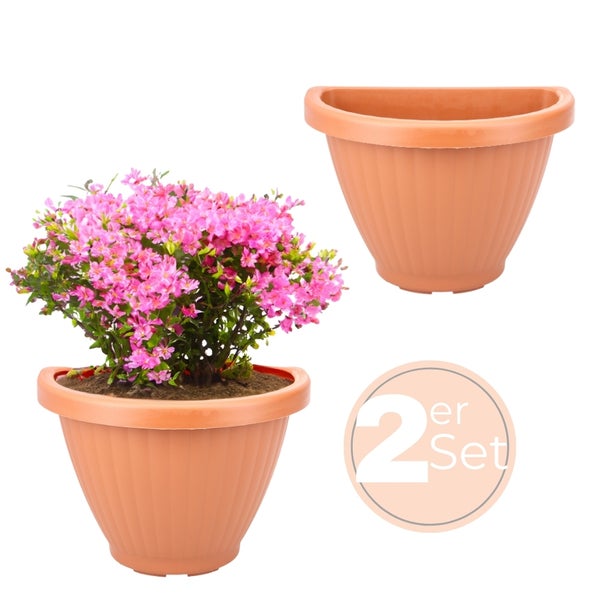 Zwei Pflanzgefäße für den Innen- und Außenbereich, eines bepflanzt mit rosa Blüten