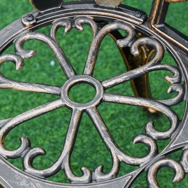 Detailaufnahme der runden Sitzfläche eines Gartenstuhls aus Metall mit antikem Design und floralem Muster.
