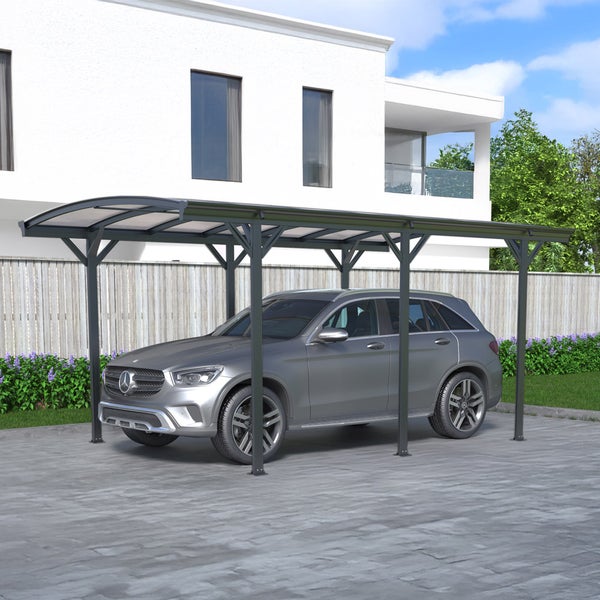 Auto unter einem Carport vor einem Haus