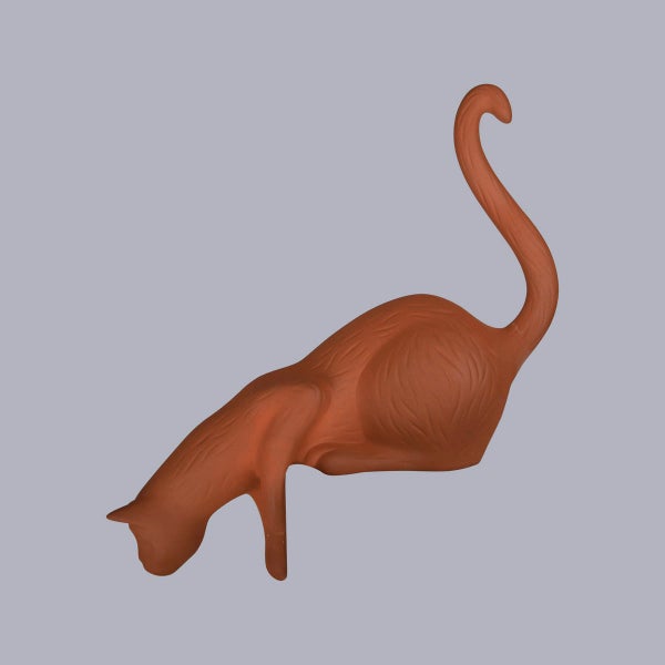 Gartenfigur Katze aus Terrakotta in schleichender Haltung mit aufrechtem Schwanz.