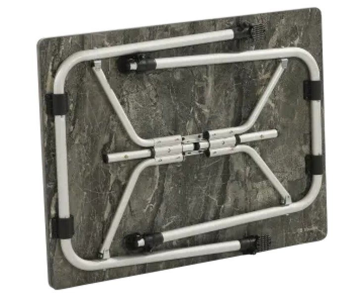 Zusammengeklappter Campingtisch von unten mit Aluminiumgestell und Tischplatte in Steinoptik.